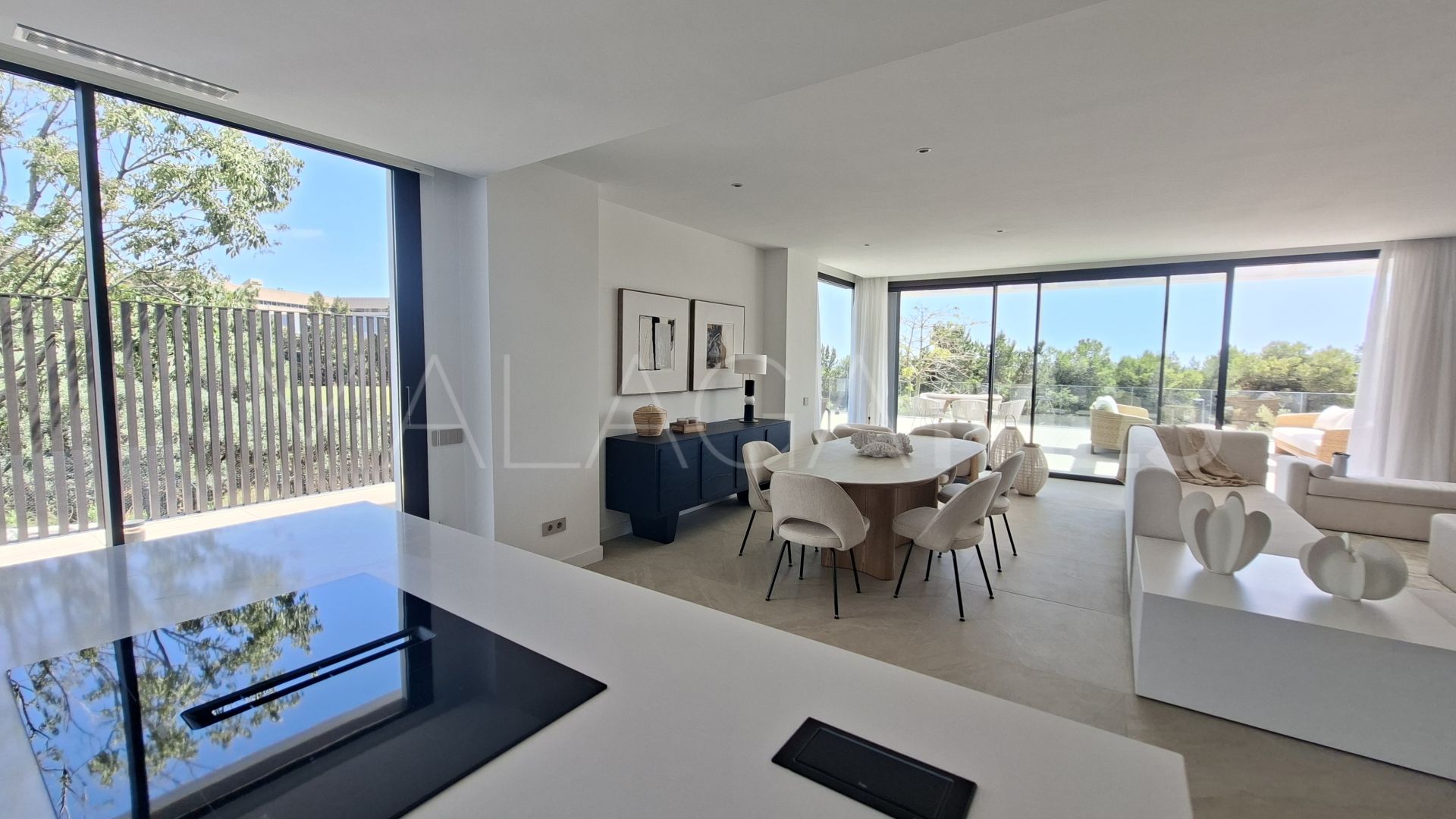 4 bedrooms Marbella East apartment for sale