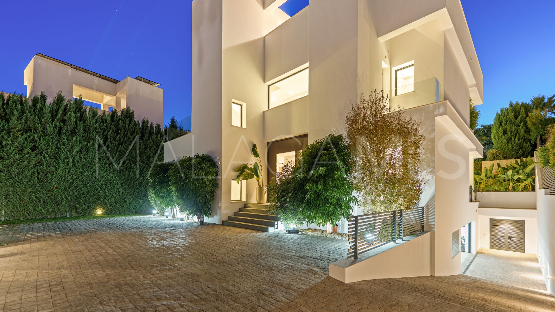 Villa for sale in Nueva Andalucia