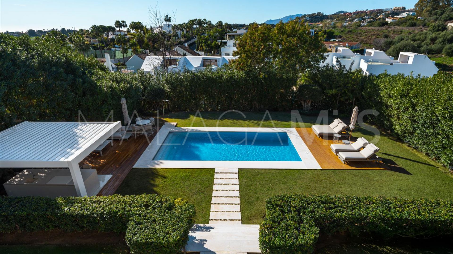 Villa for sale in Nueva Andalucia