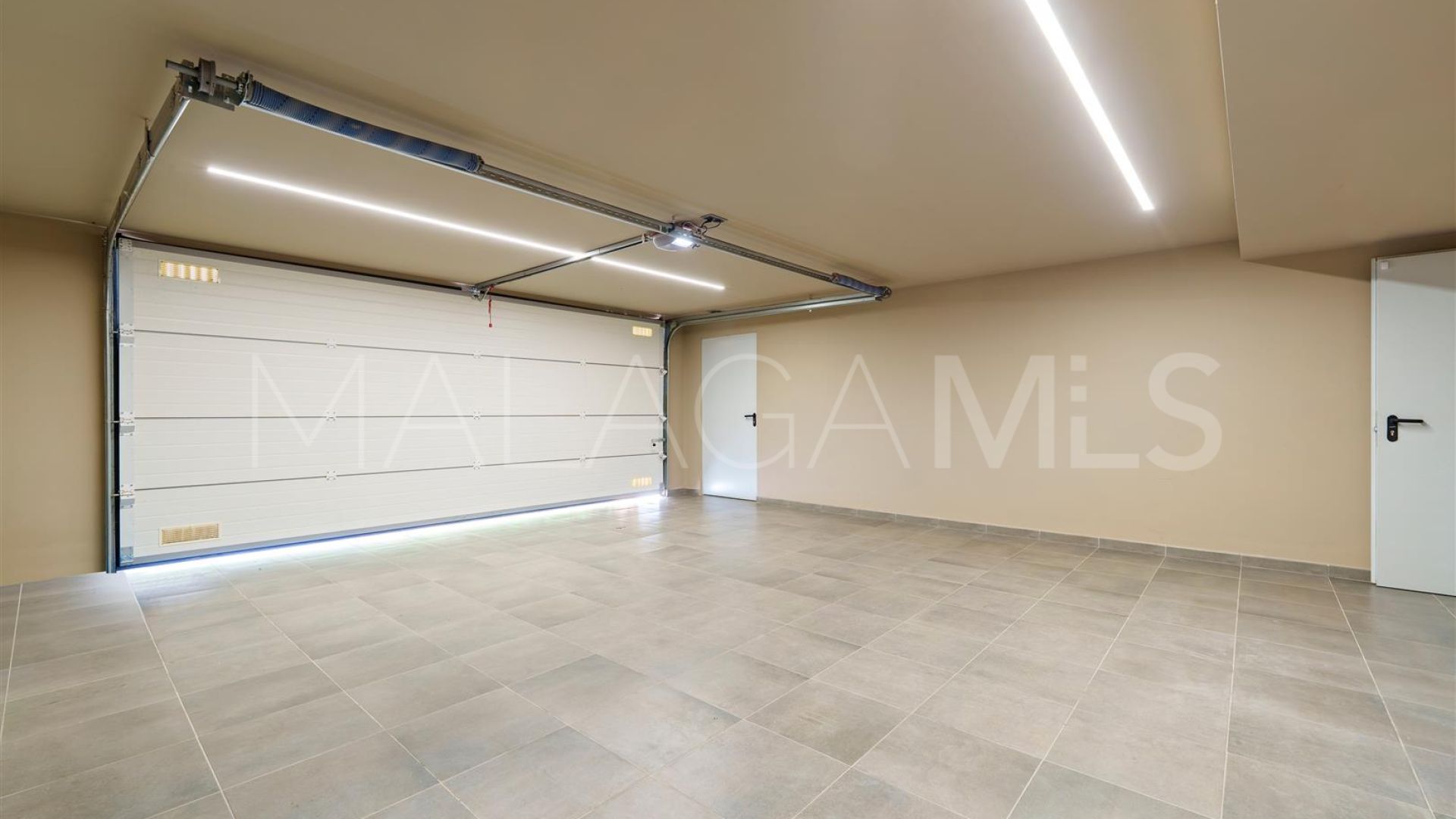 Nueva Andalucia 6 bedrooms villa for sale