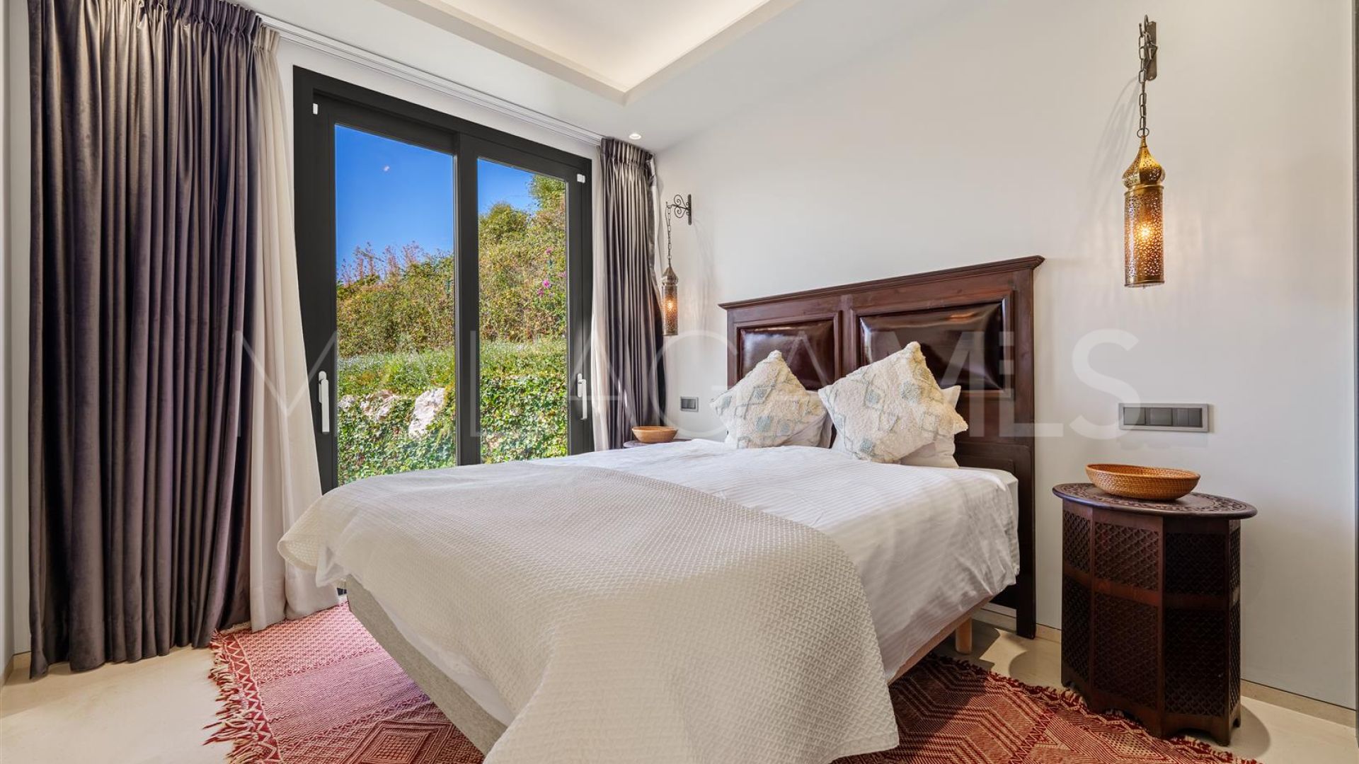 Nueva Andalucia 6 bedrooms villa for sale