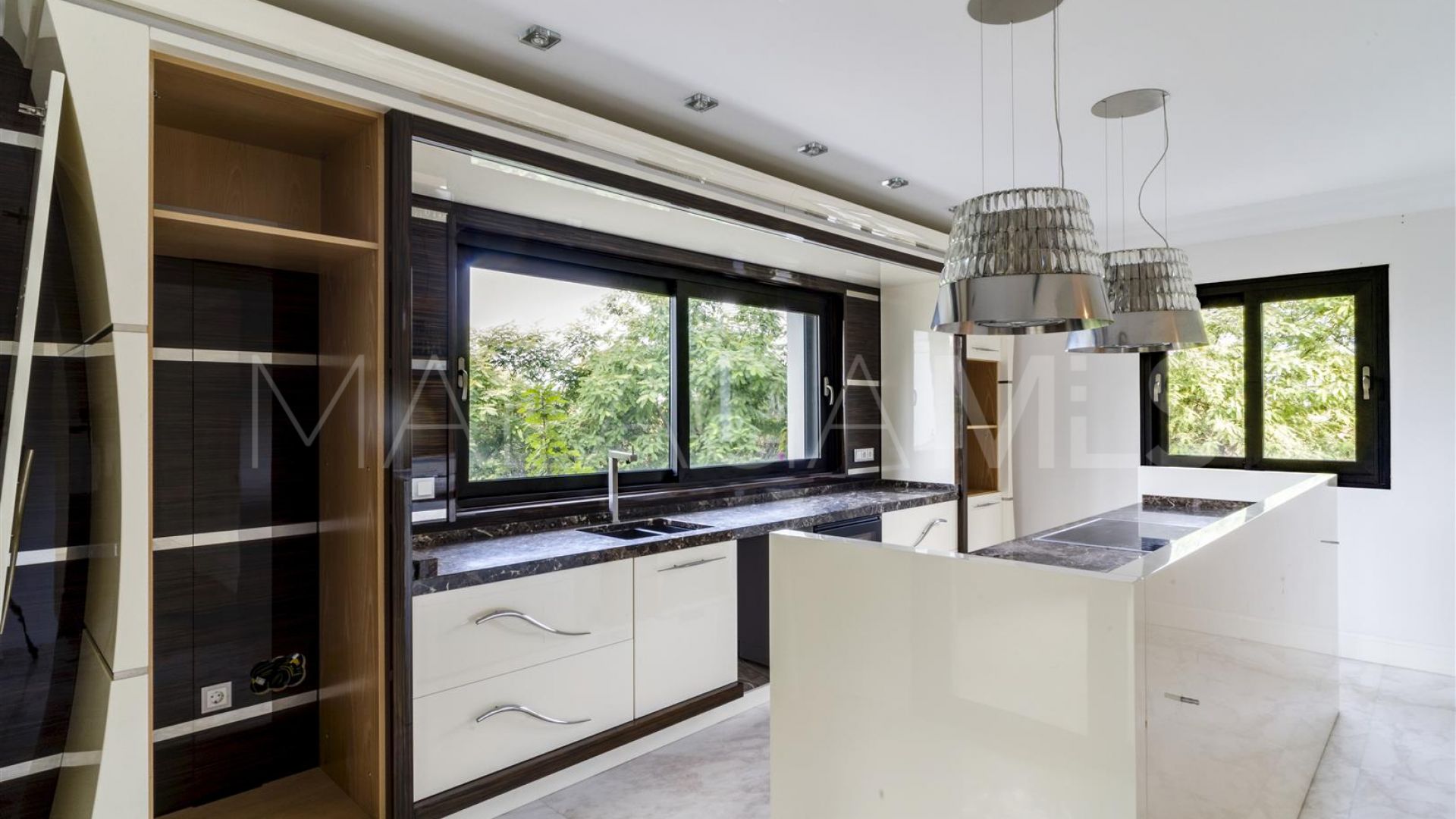 Villa a la venta in Lomas de Magna Marbella de 6 bedrooms