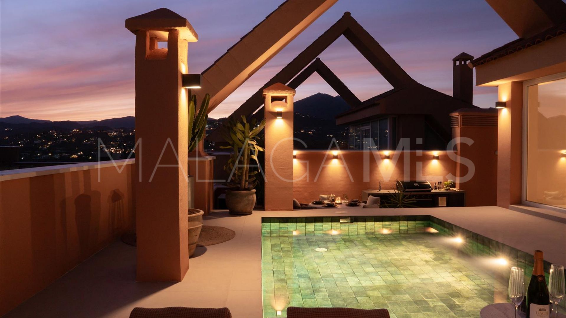 Zweistöckiges penthouse for sale in Magna Marbella