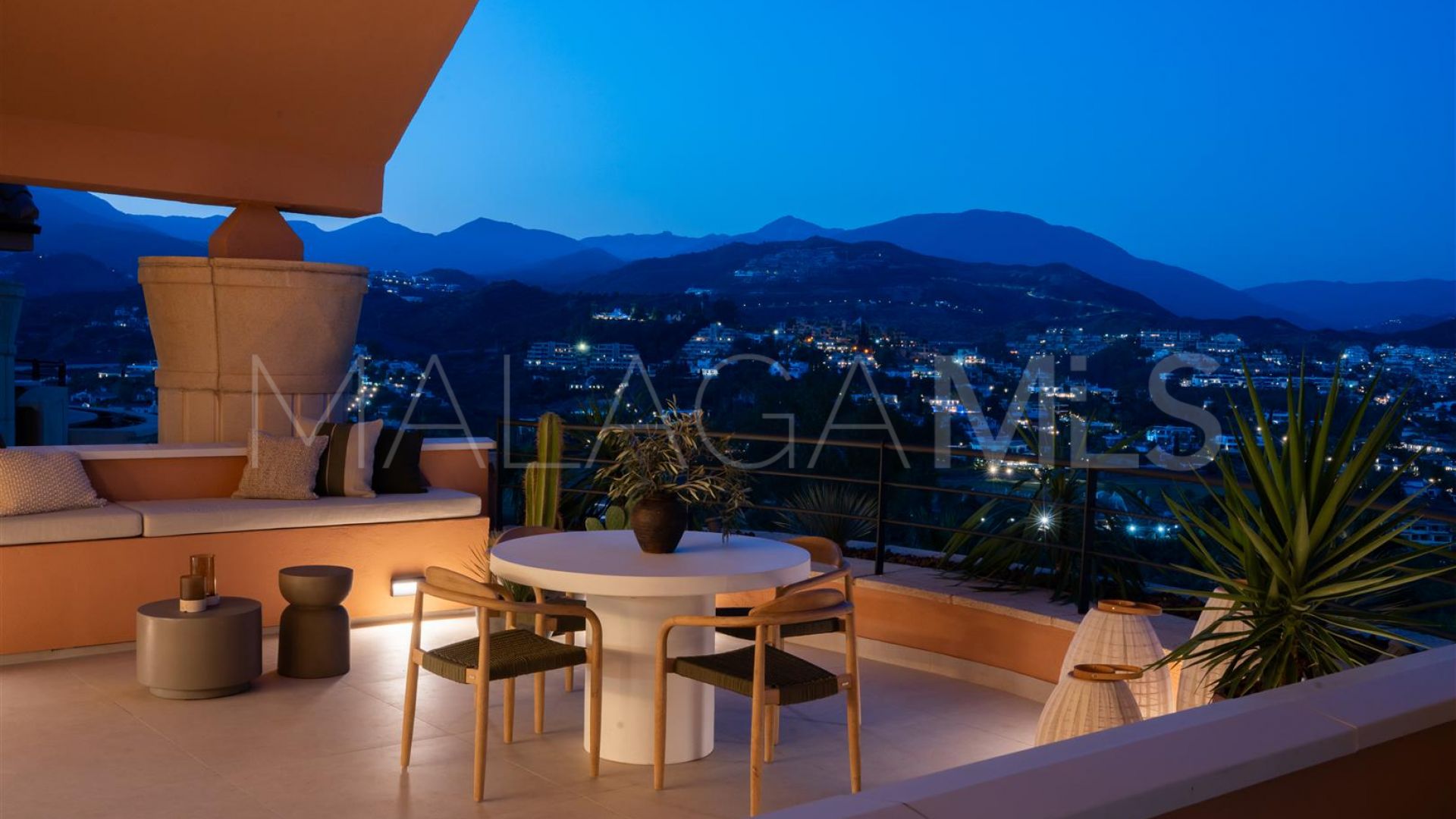 Zweistöckiges penthouse for sale in Magna Marbella