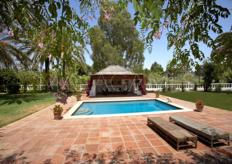 Buy villa with 6 bedrooms in Guadalmina Baja