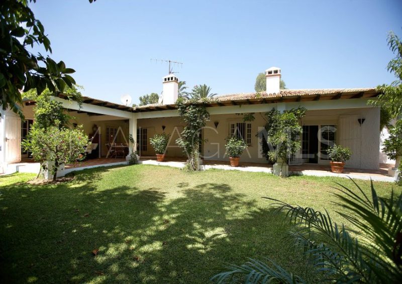 Buy villa with 6 bedrooms in Guadalmina Baja