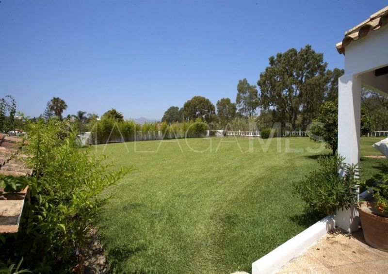 Buy villa with 6 bedrooms in Guadalmina Baja