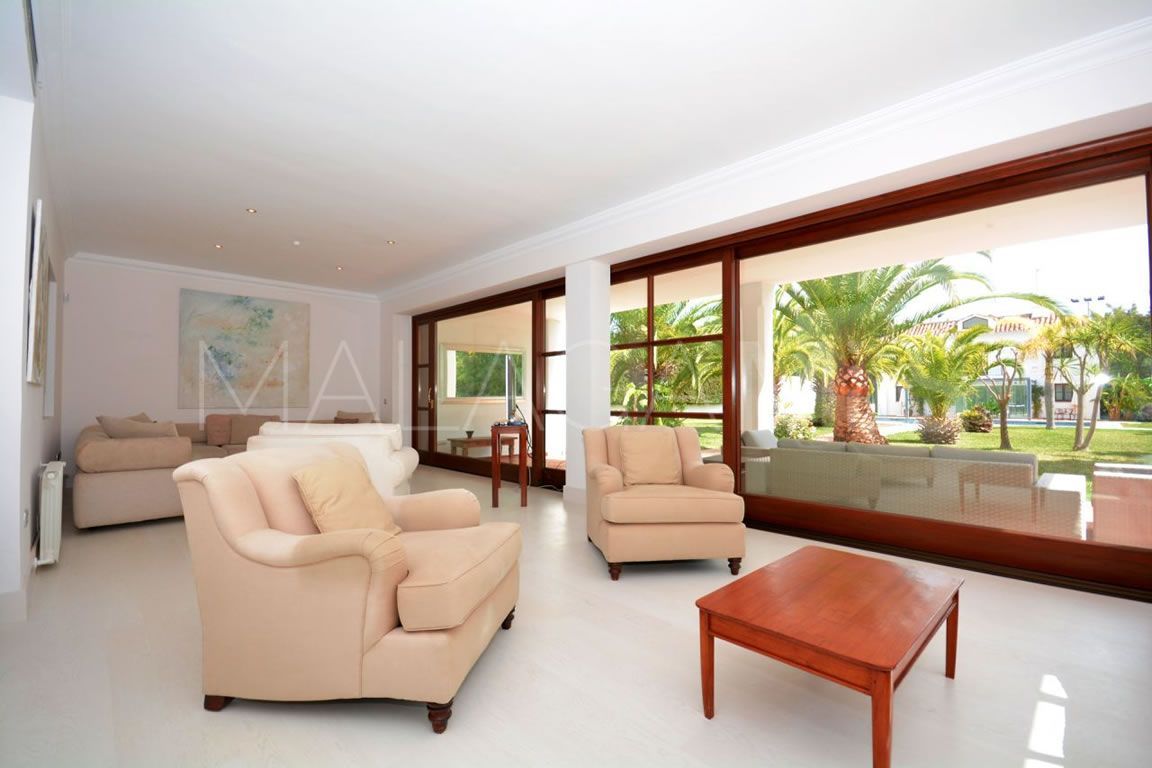 Villa for sale in Guadalmina Baja