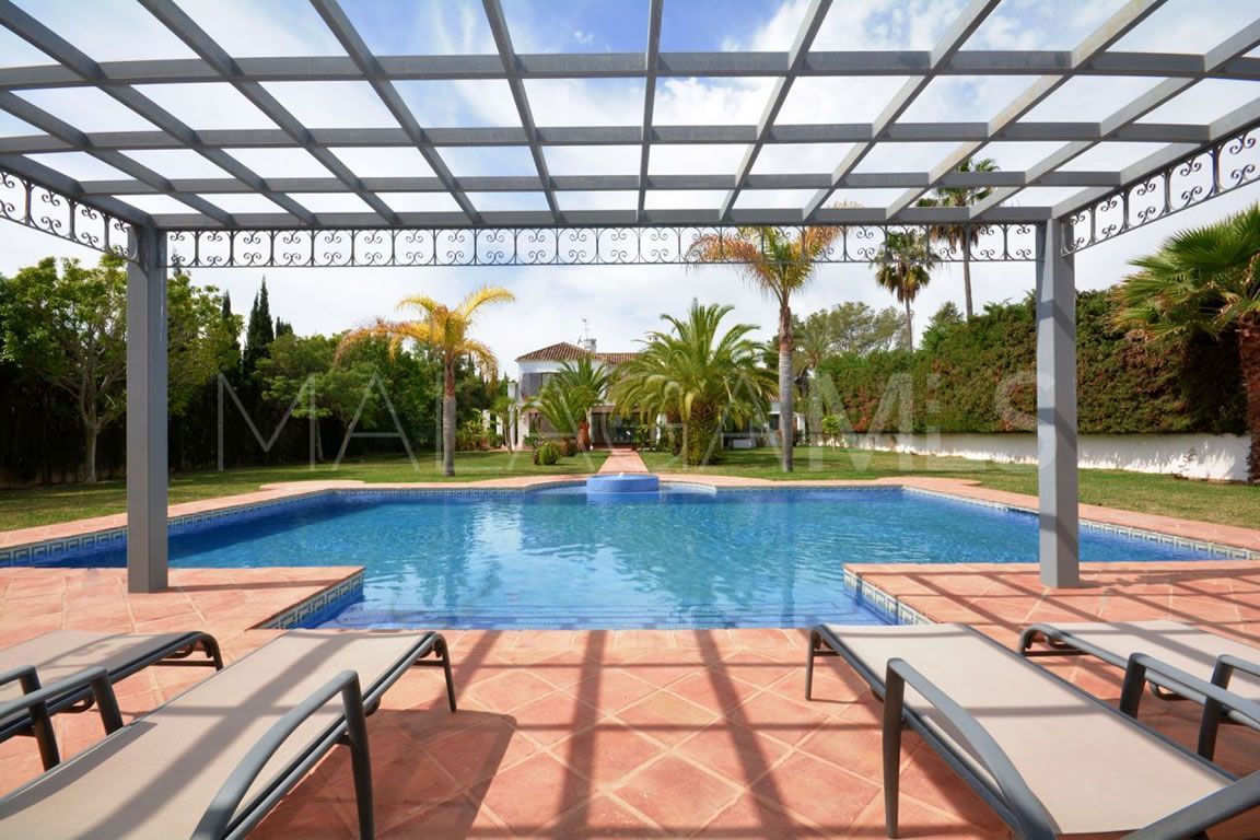 Villa for sale in Guadalmina Baja