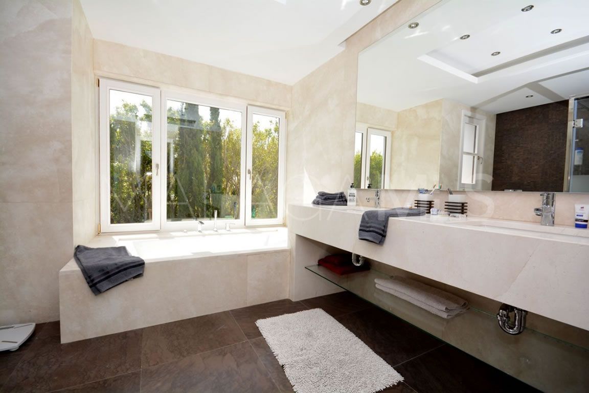 Villa for sale in Guadalmina Baja