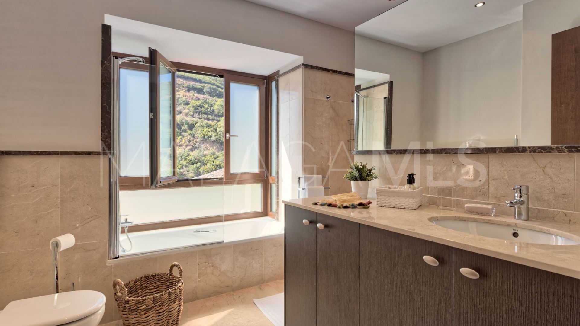 Villa for sale in Benahavis Hills Country Club