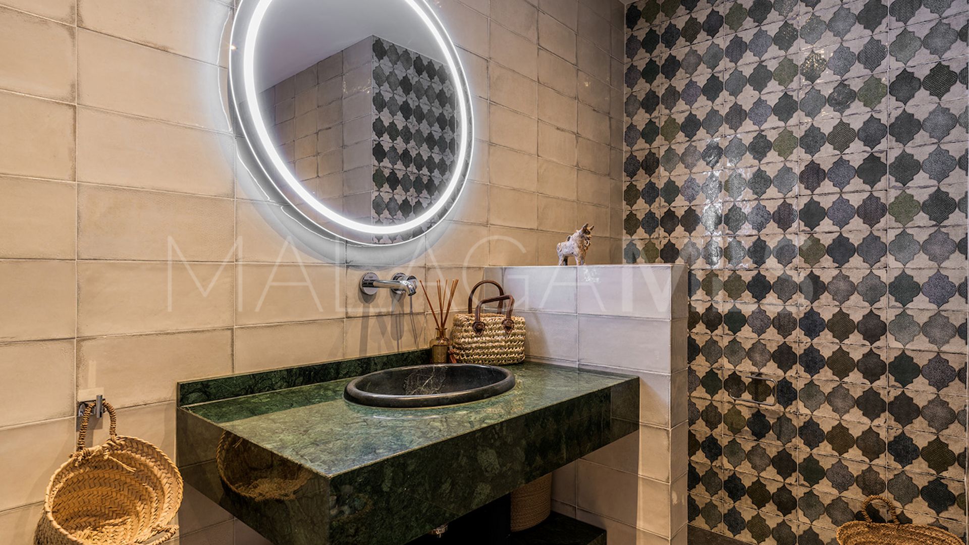 Buy villa in El Madroñal with 4 bedrooms