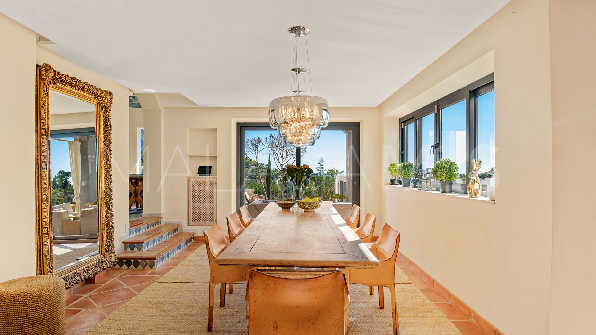 Buy villa in El Madroñal with 4 bedrooms