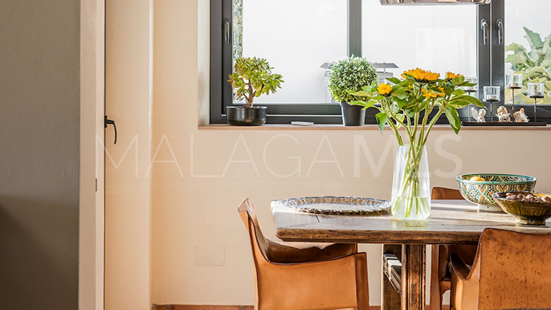 Buy villa in El Madroñal with 4 bedrooms