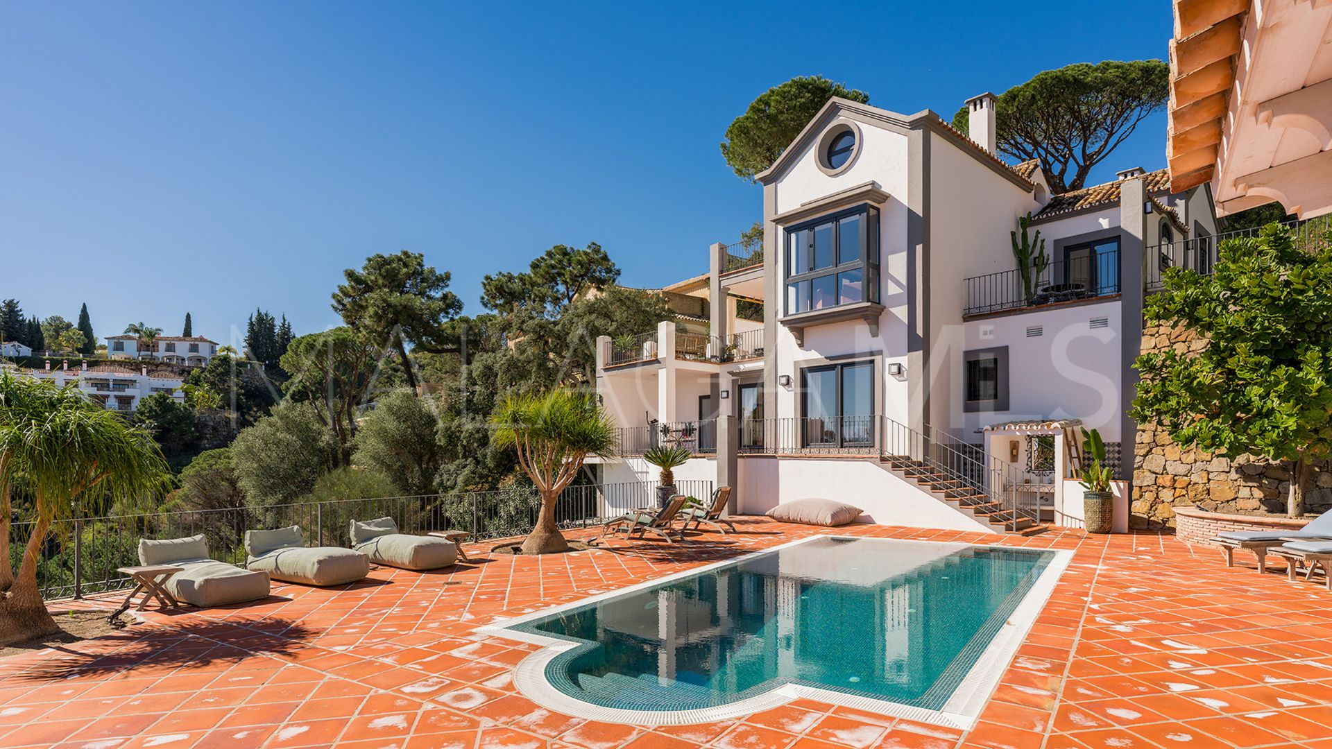 Buy villa in El Madroñal with 4 bedrooms