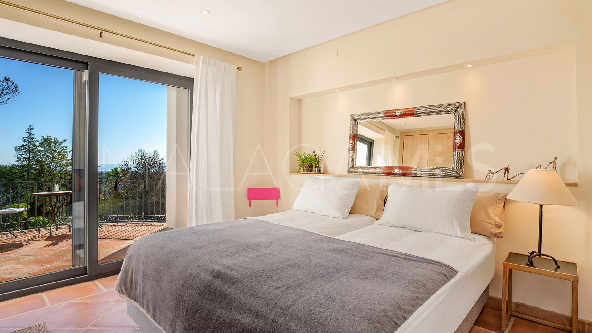 Buy villa in El Madroñal with 4 bedrooms