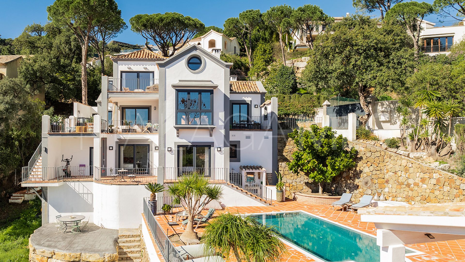 Buy villa in El Madroñal with 4 bedrooms