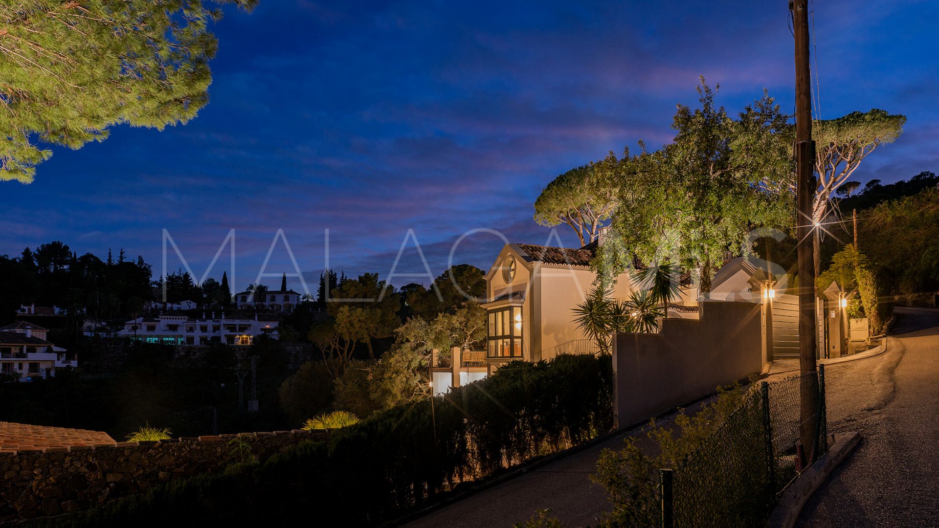 Buy villa in El Madroñal with 4 bedrooms