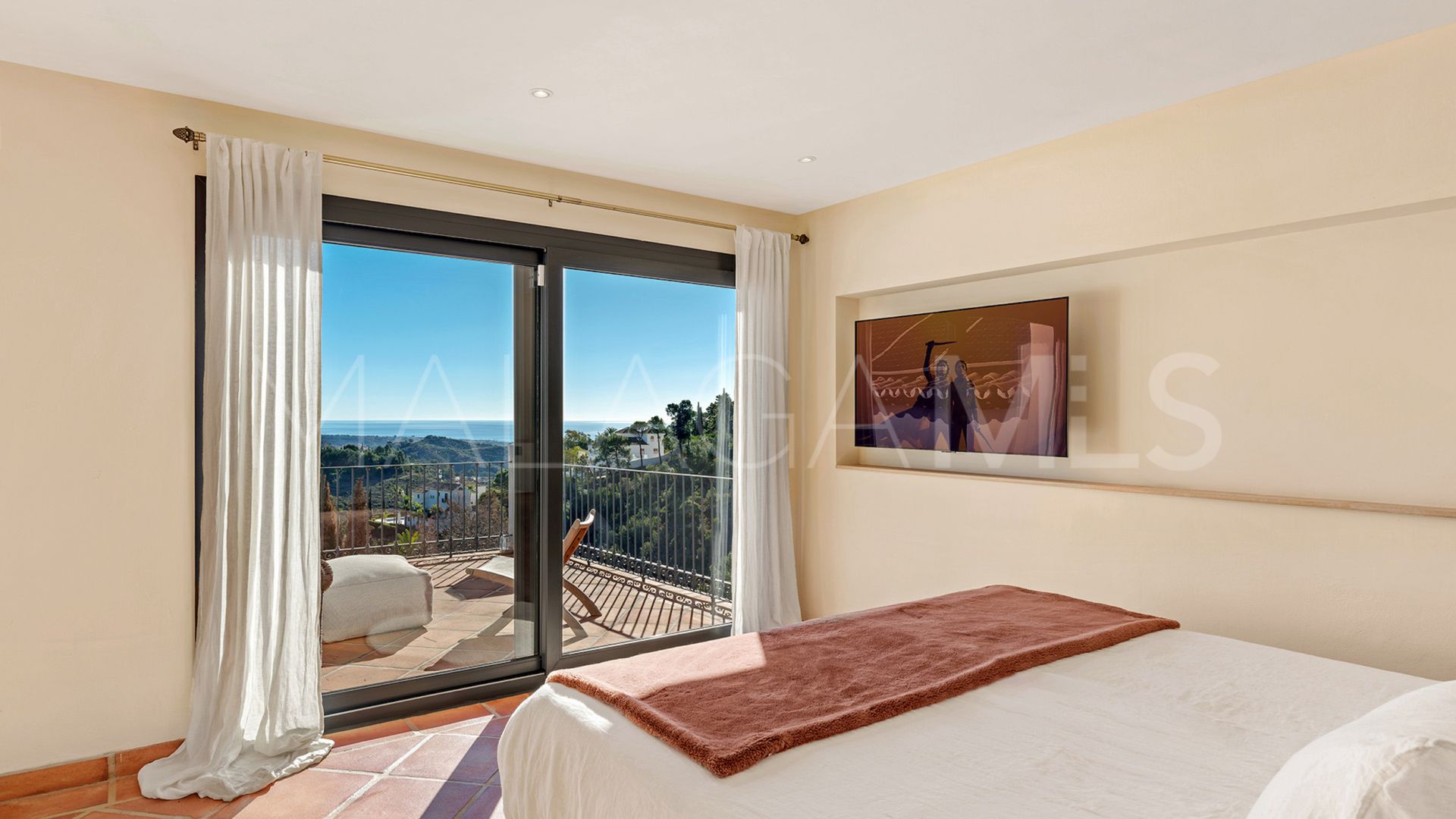 Buy villa in El Madroñal with 4 bedrooms