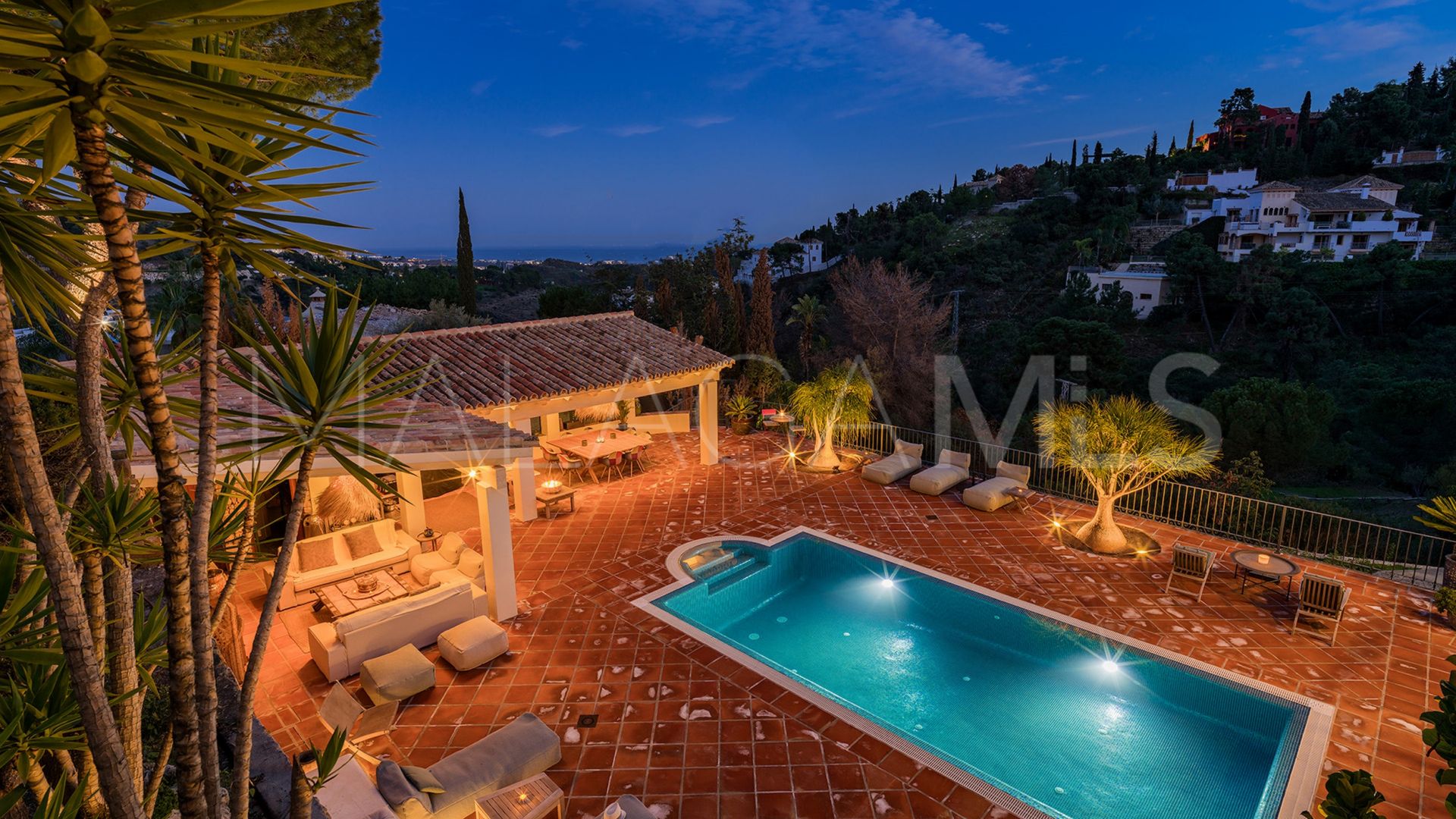 Buy villa in El Madroñal with 4 bedrooms