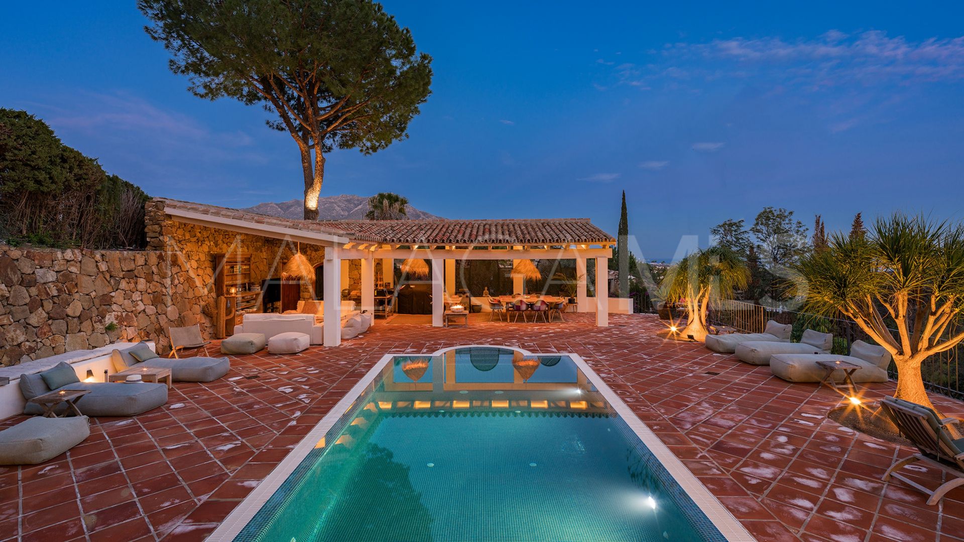 Buy villa in El Madroñal with 4 bedrooms