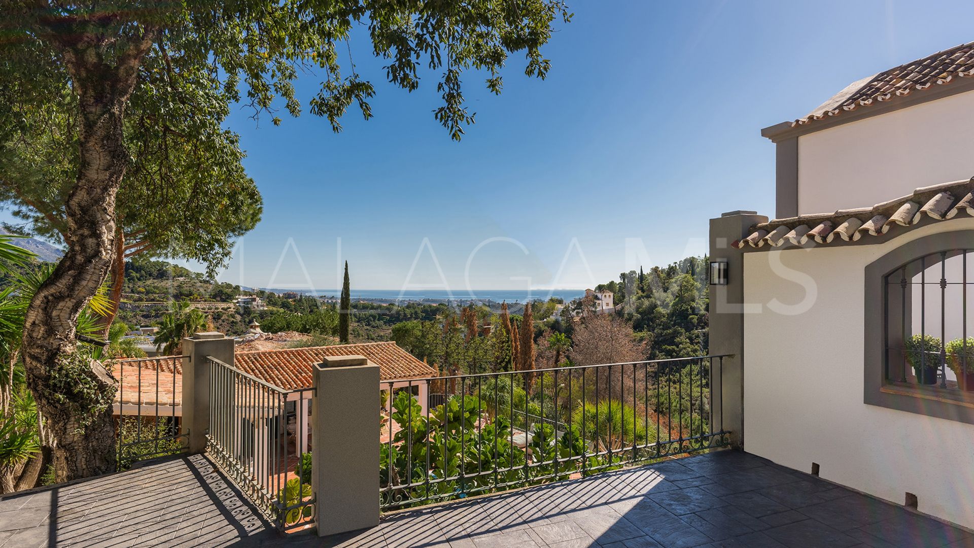 Buy villa in El Madroñal with 4 bedrooms