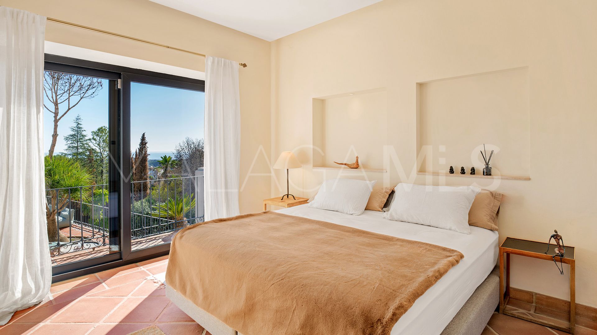 Buy villa in El Madroñal with 4 bedrooms