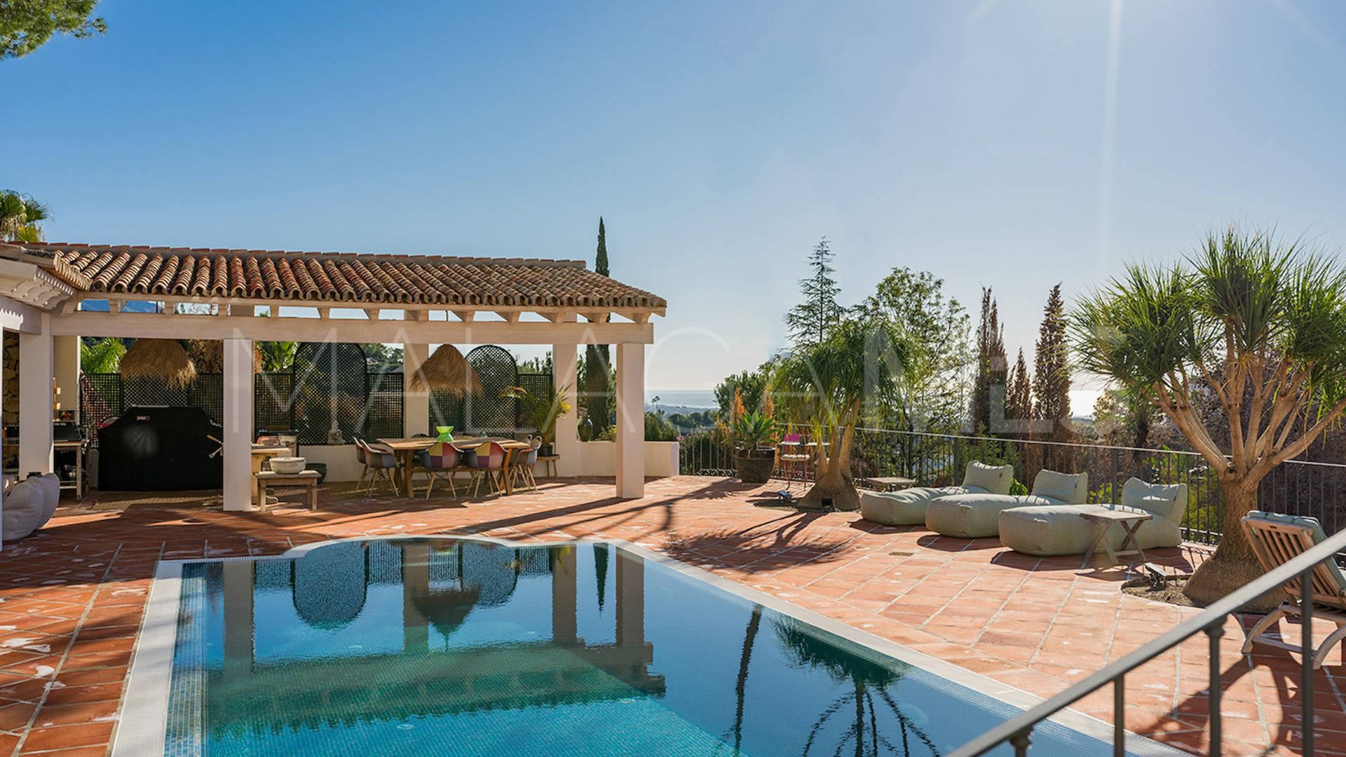 Buy villa in El Madroñal with 4 bedrooms