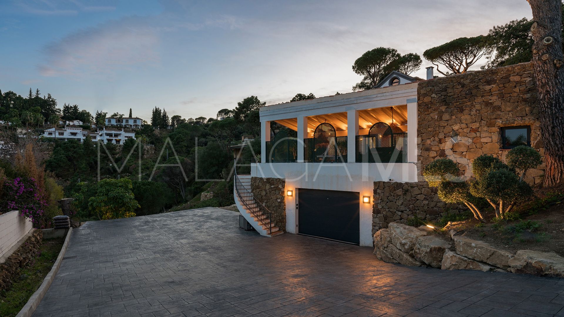 Buy villa in El Madroñal with 4 bedrooms