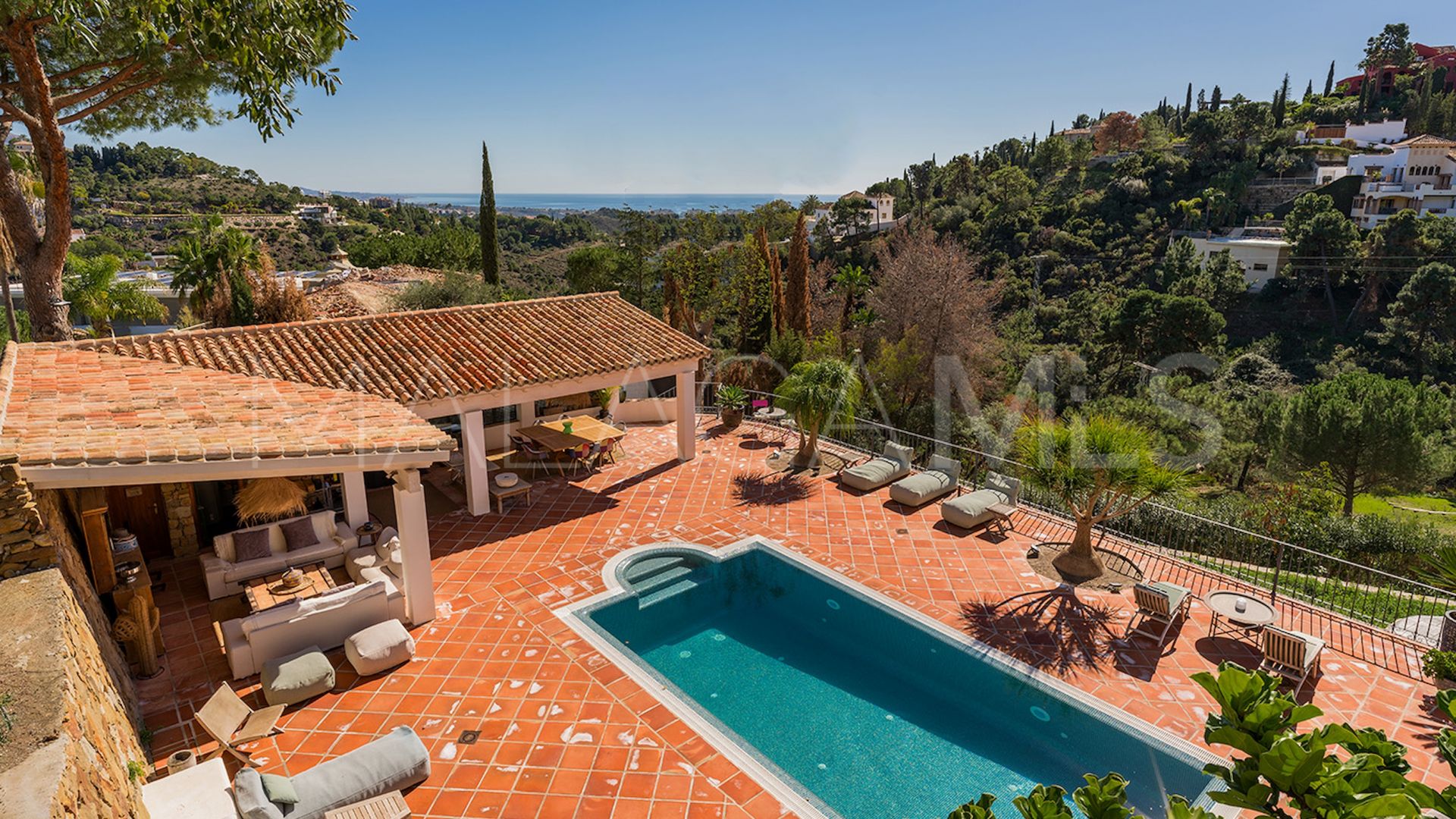 Buy villa in El Madroñal with 4 bedrooms