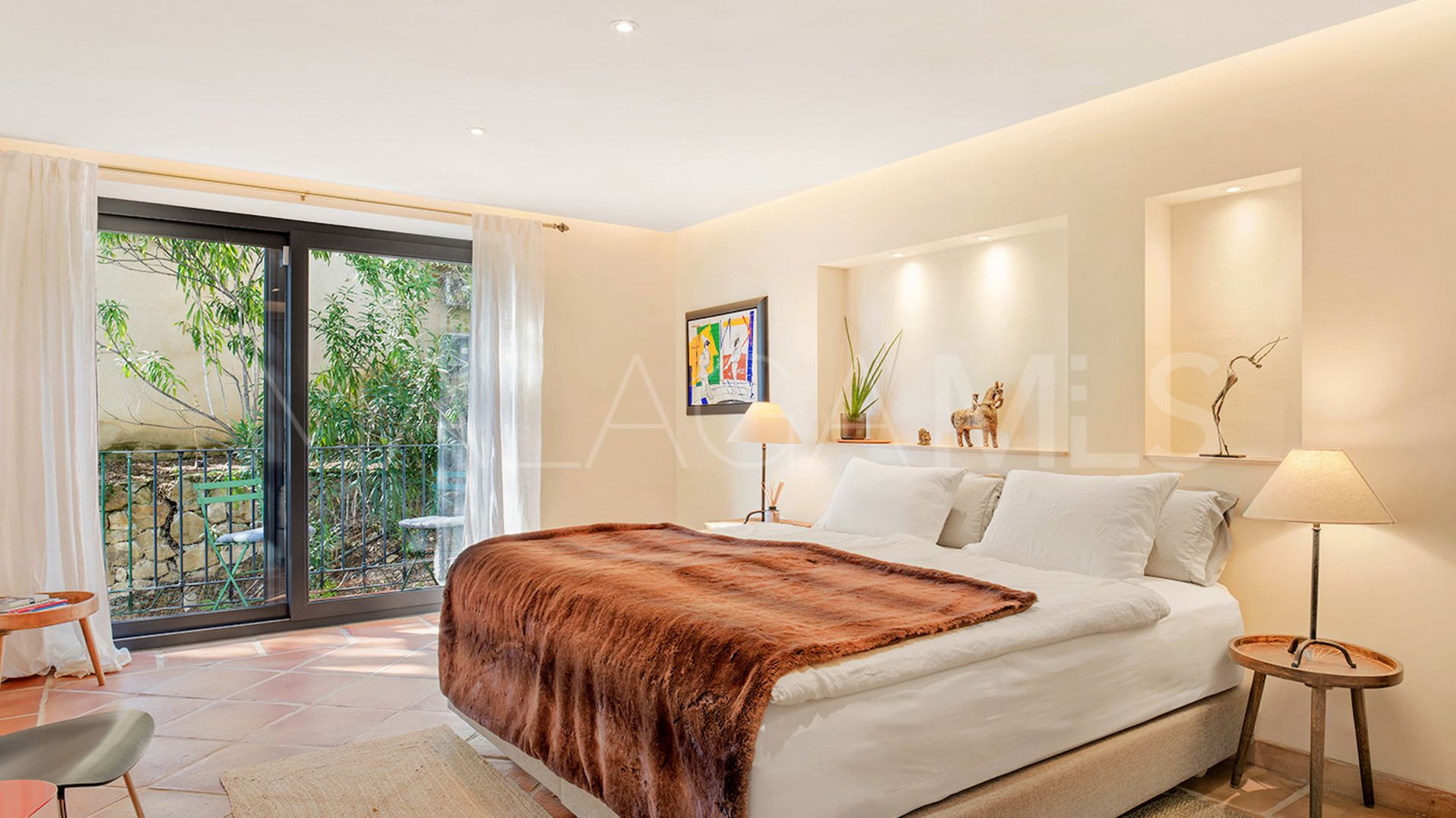 Buy villa in El Madroñal with 4 bedrooms
