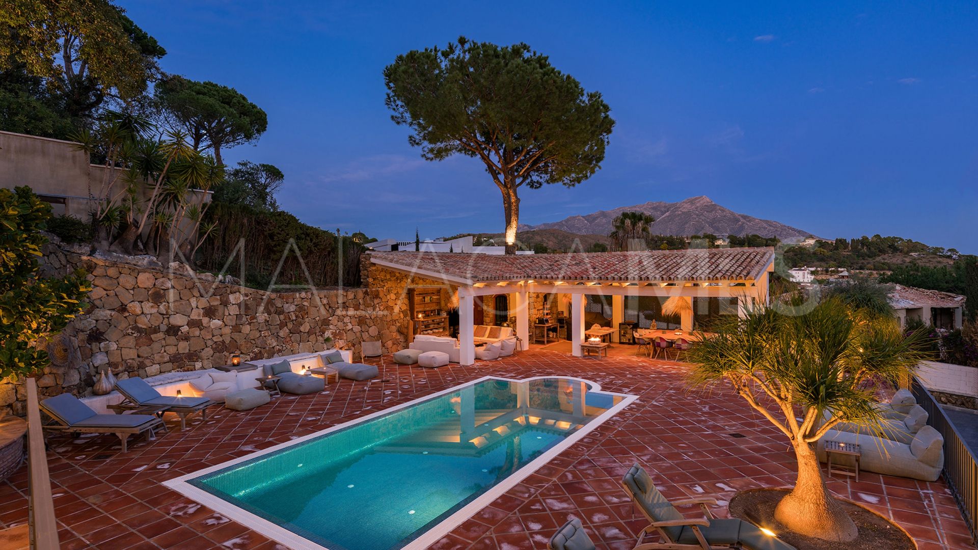Buy villa in El Madroñal with 4 bedrooms