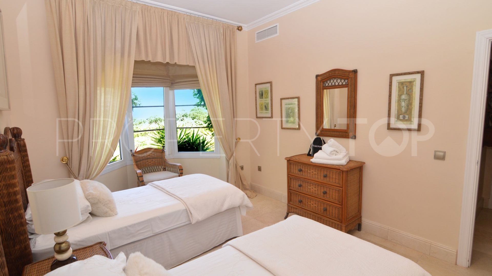 Villa de 7 dormitorios en venta en San Roque Club
