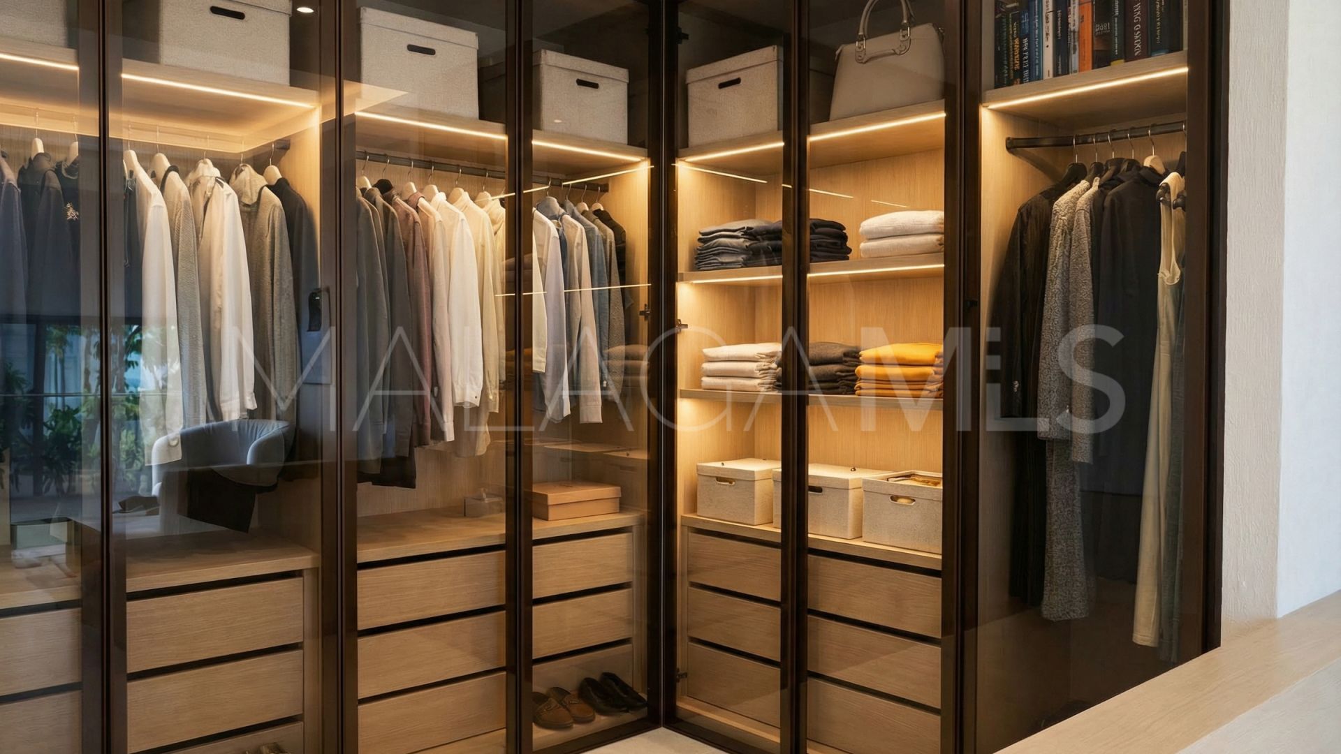 Parhus for sale in The Island