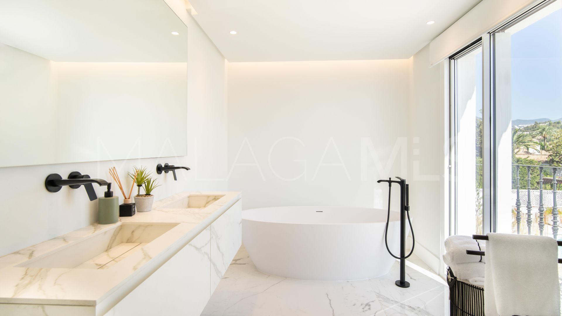 Villa for sale in Las Brisas