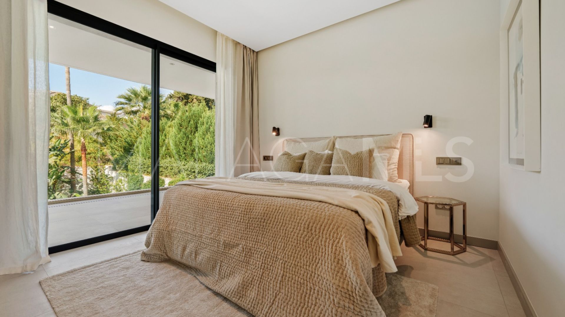 Villa for sale in Nueva Andalucia