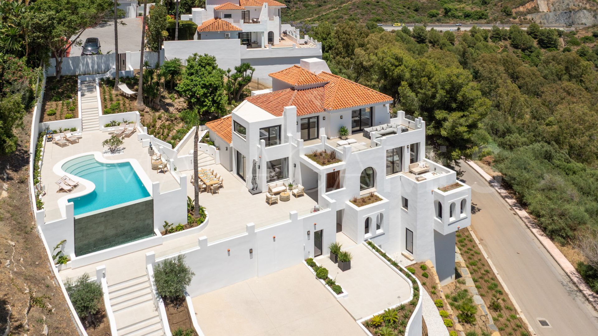 Villa for sale in Las Lomas de Nueva Andalucia