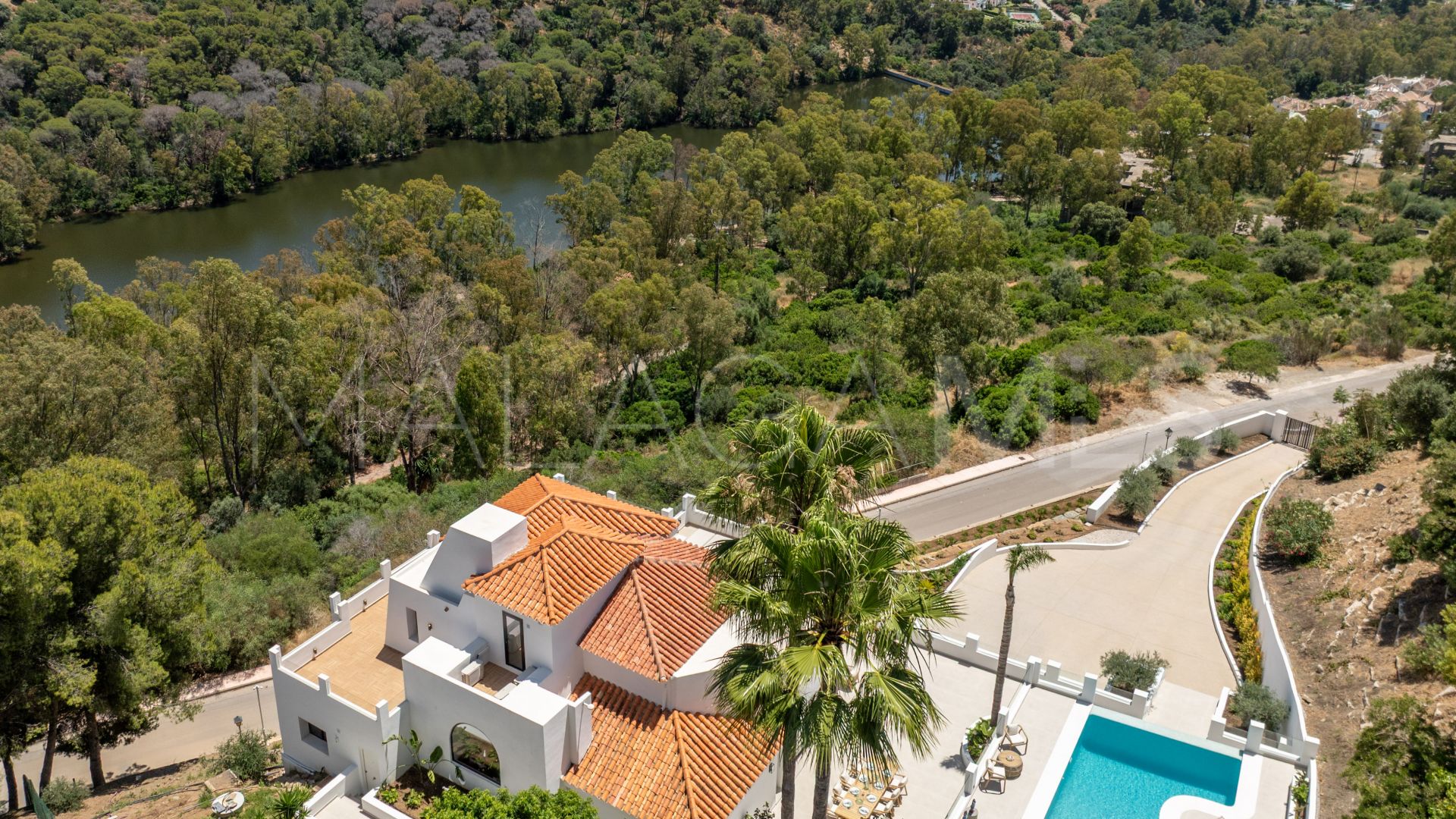 Villa for sale in Las Lomas de Nueva Andalucia