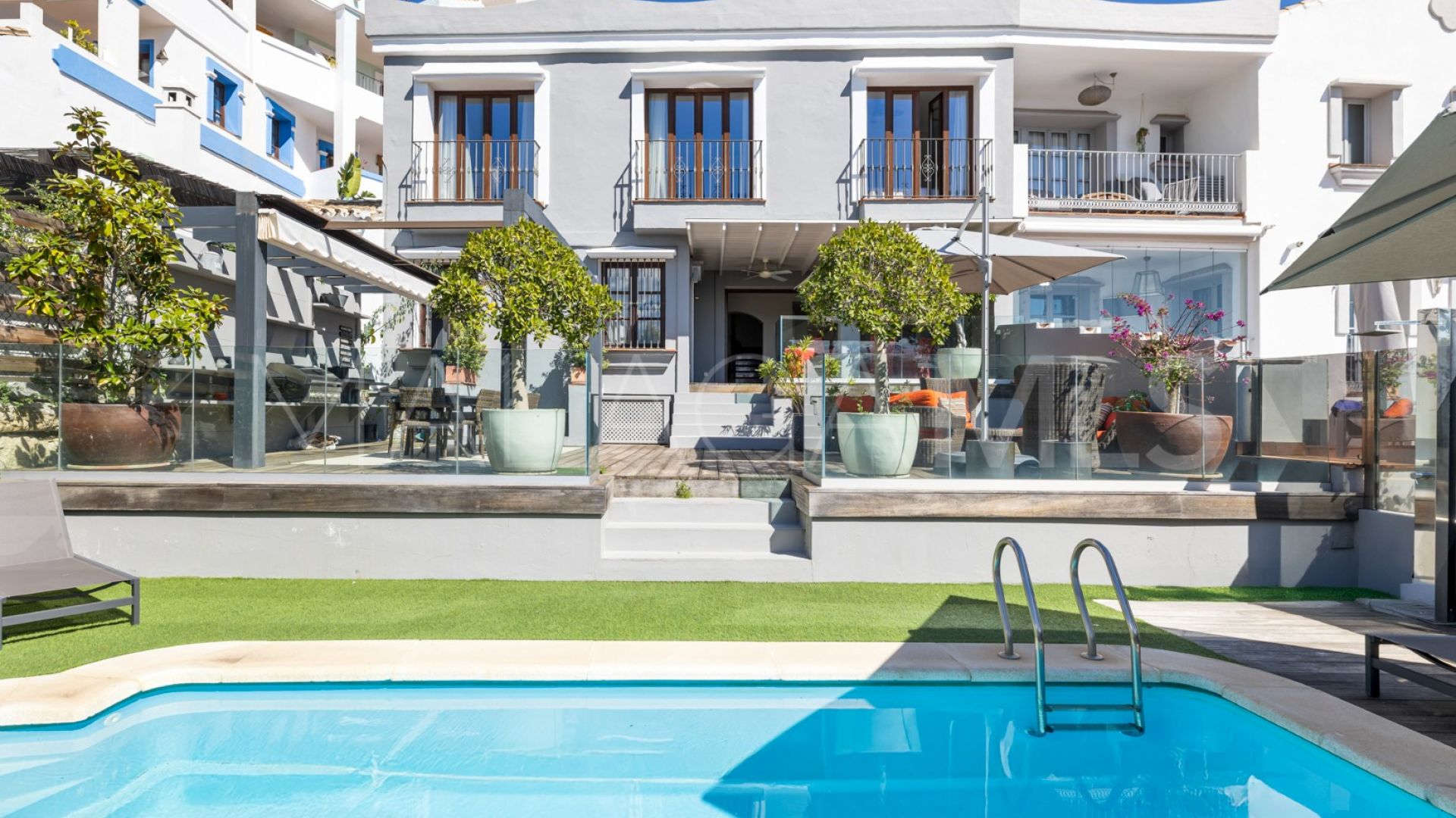 Town house for sale in Benahavis with 5 bedrooms