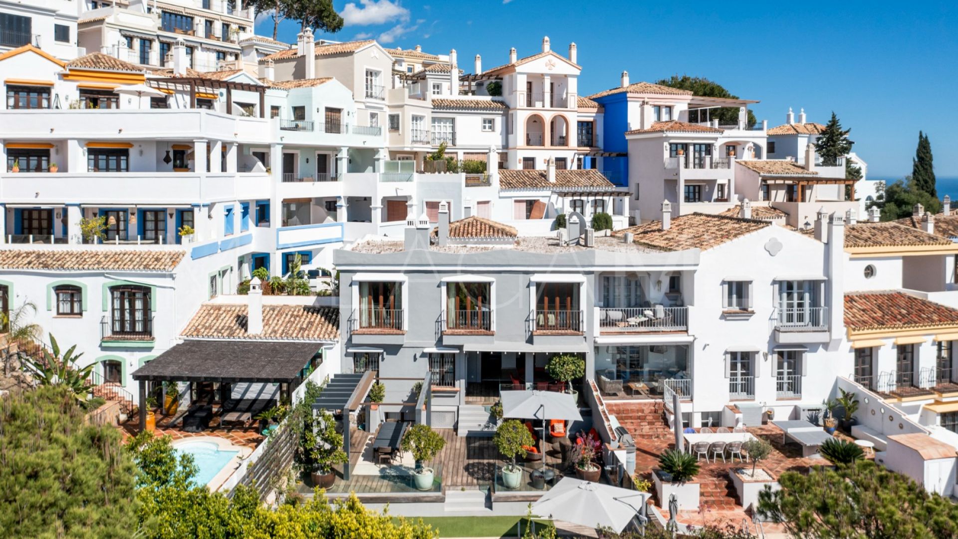 Town house for sale in Benahavis with 5 bedrooms