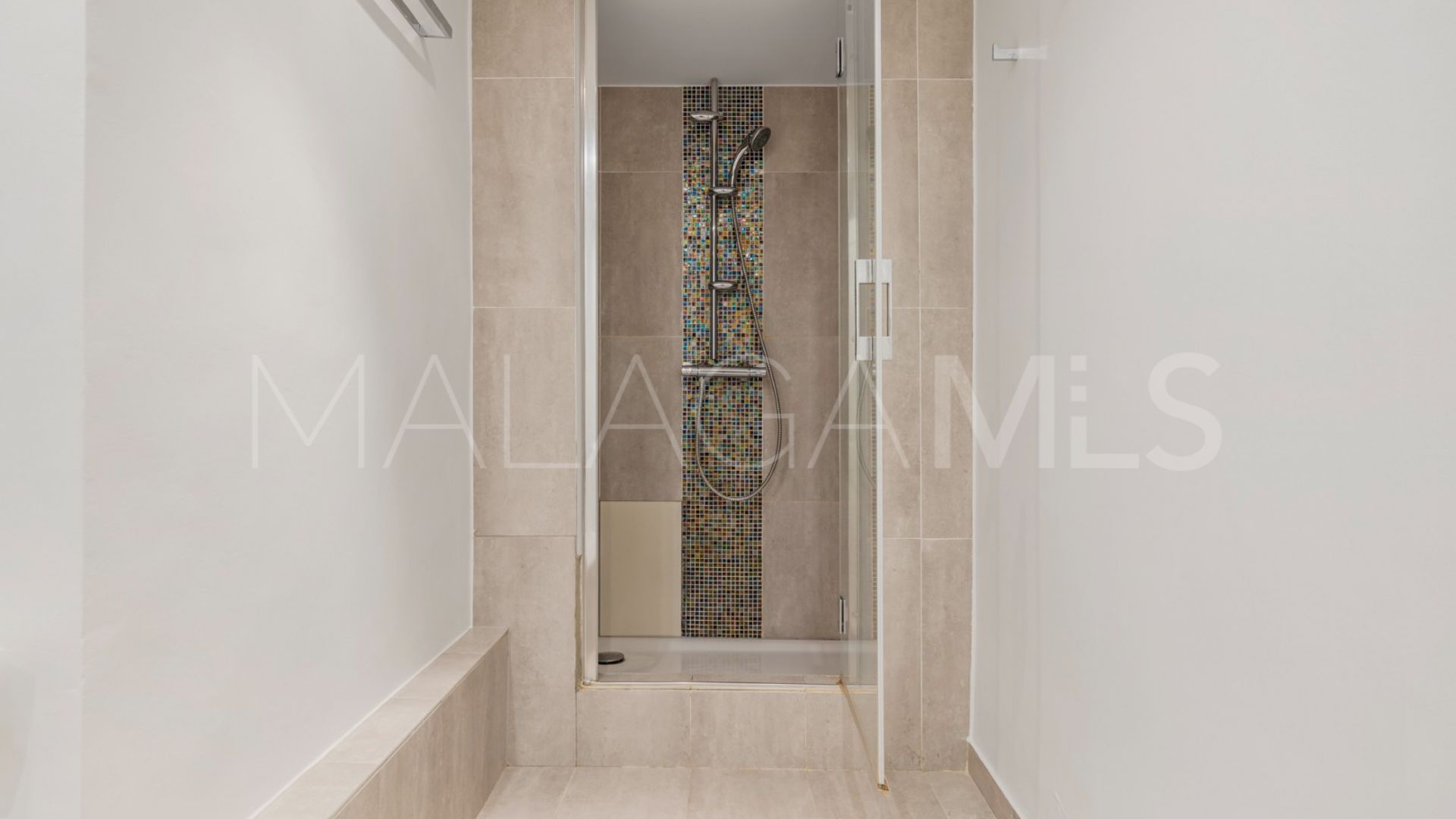 Town house for sale in Benahavis with 5 bedrooms