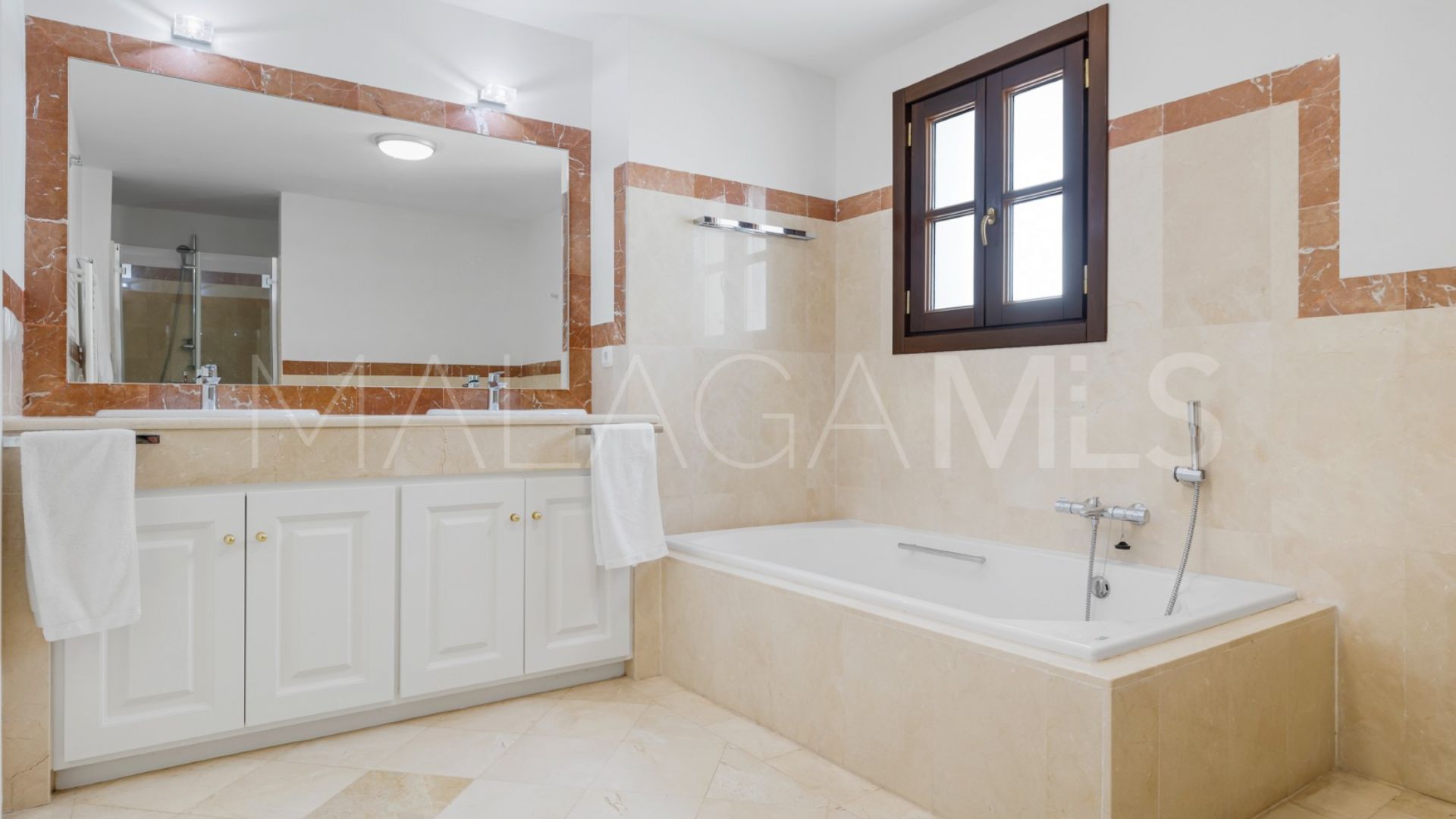 Town house for sale in Benahavis with 5 bedrooms
