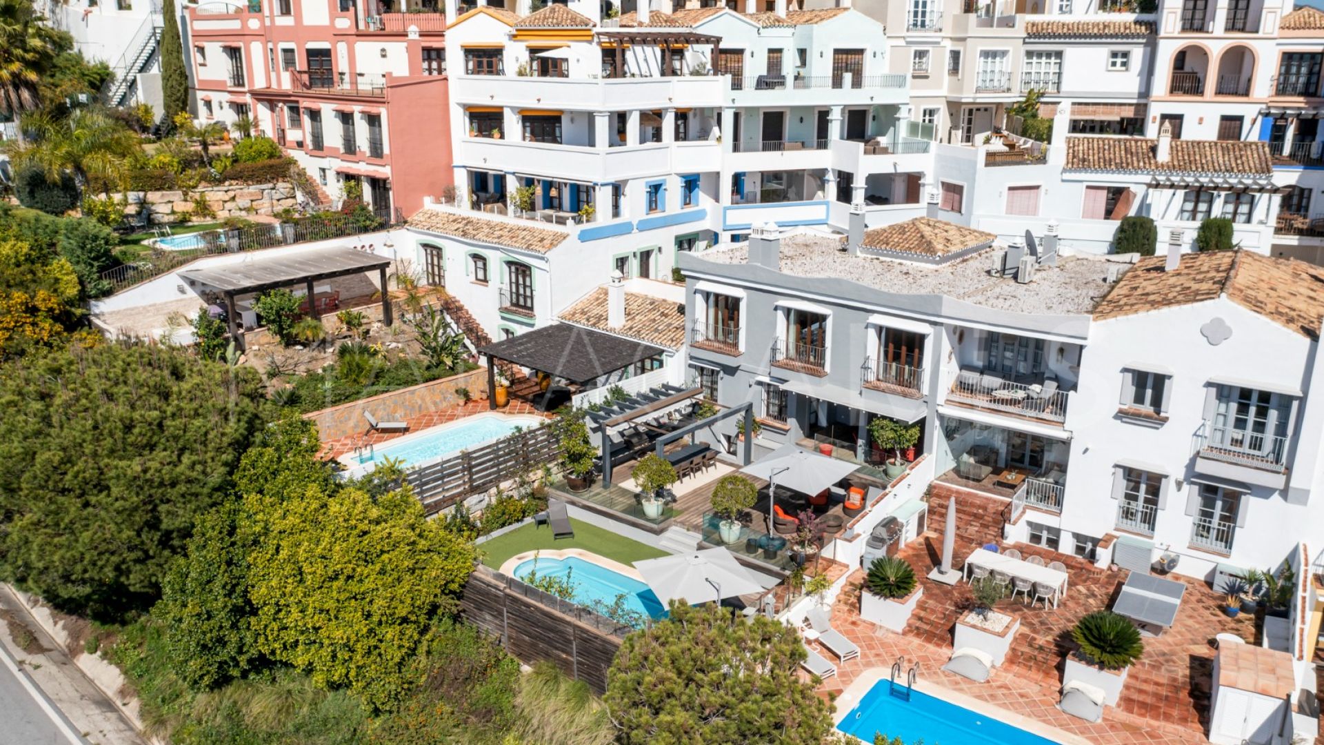 Town house for sale in Benahavis with 5 bedrooms