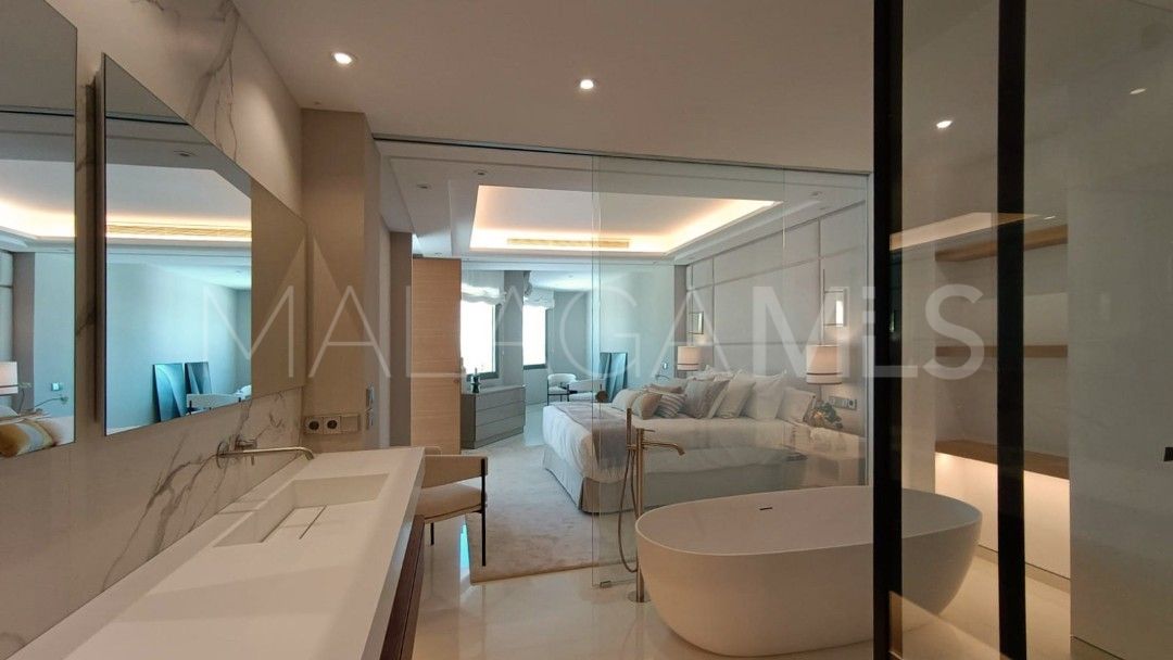 Buy apartment with 4 bedrooms in Marbella - Puerto Banus