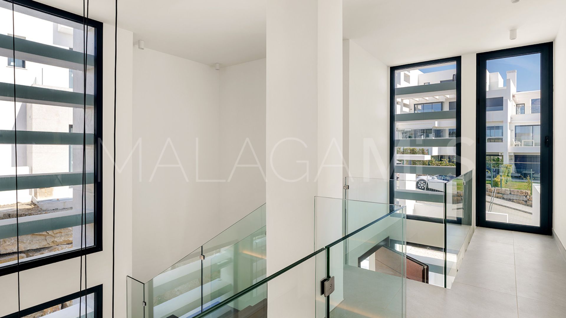 Buy villa in Estepona Golf