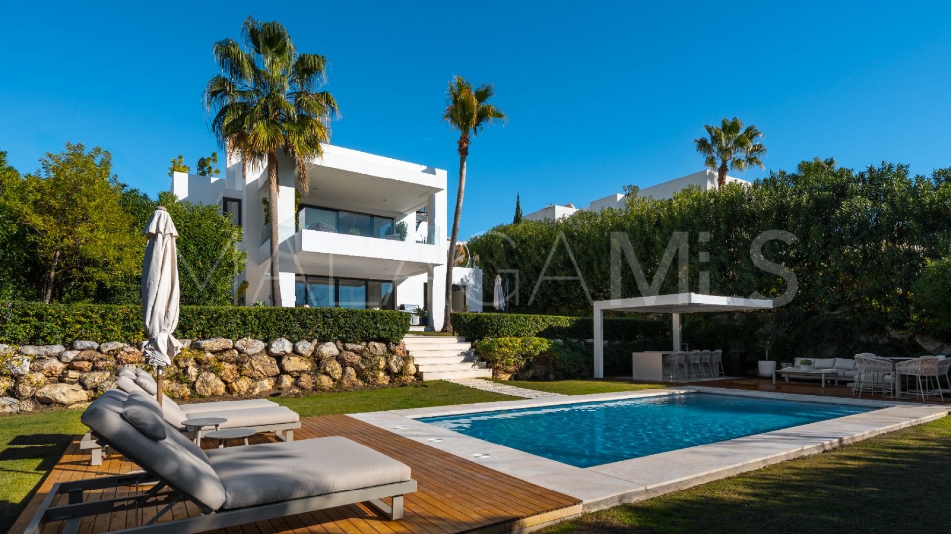 Villa for sale in Nueva Andalucia