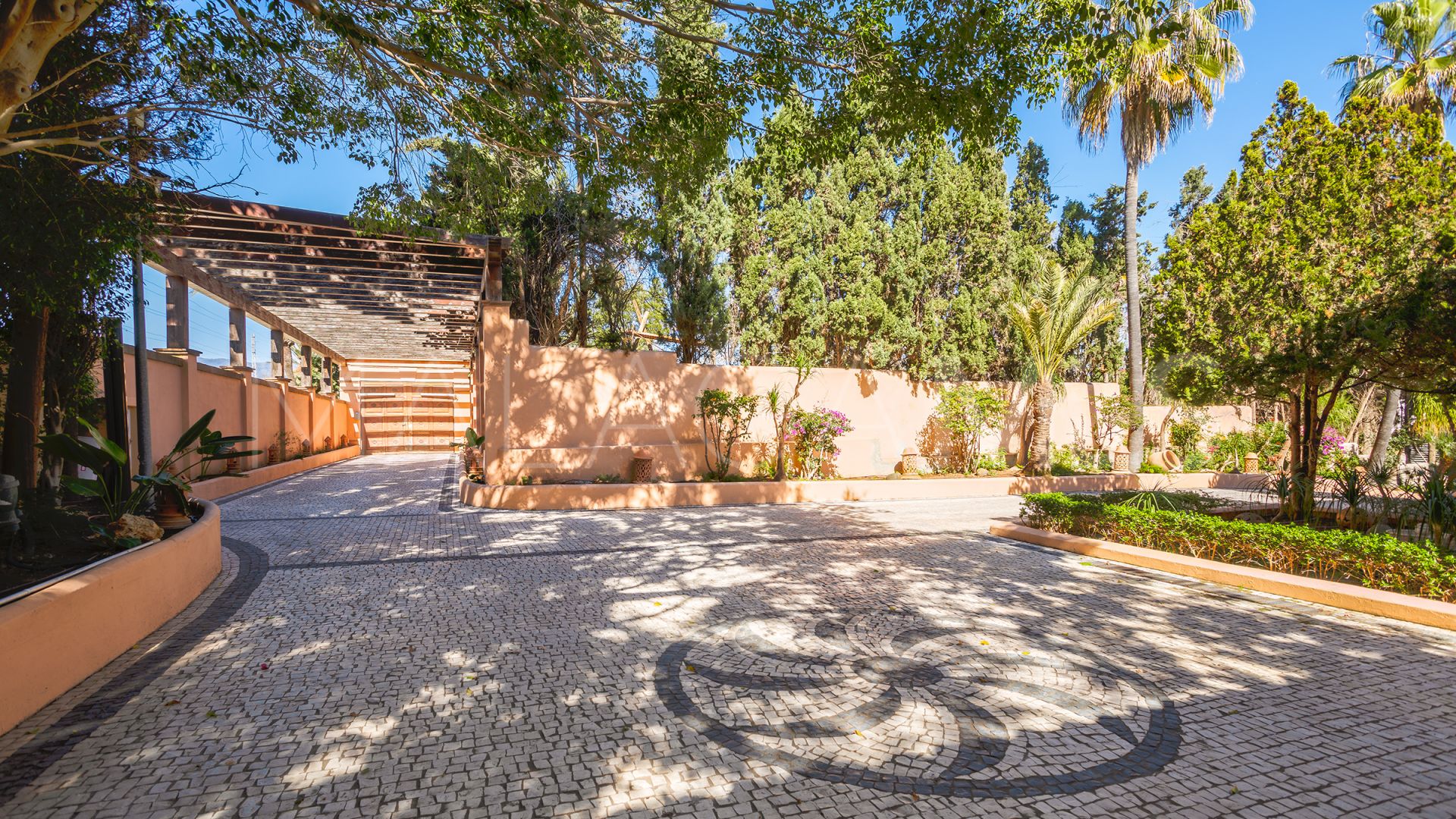 Buy villa in Hacienda Beach with 8 bedrooms