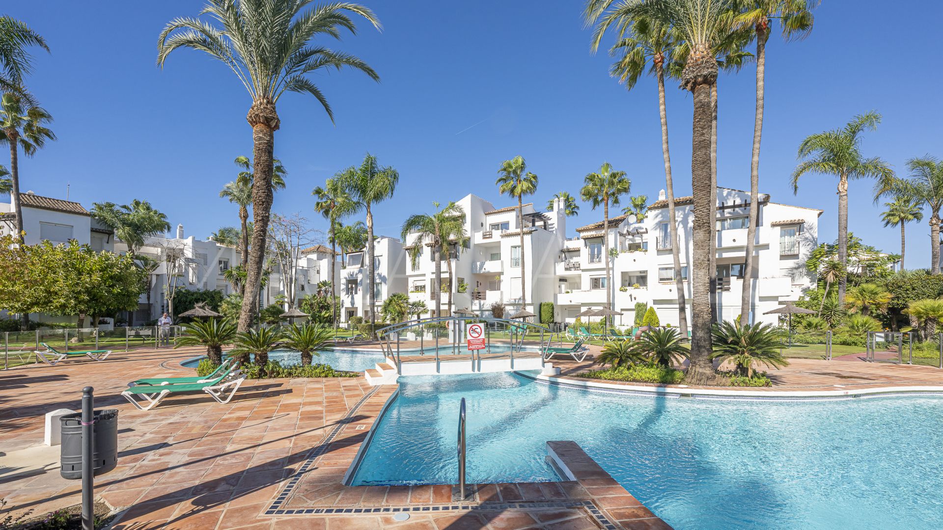 For sale ground floor apartment in Estepona