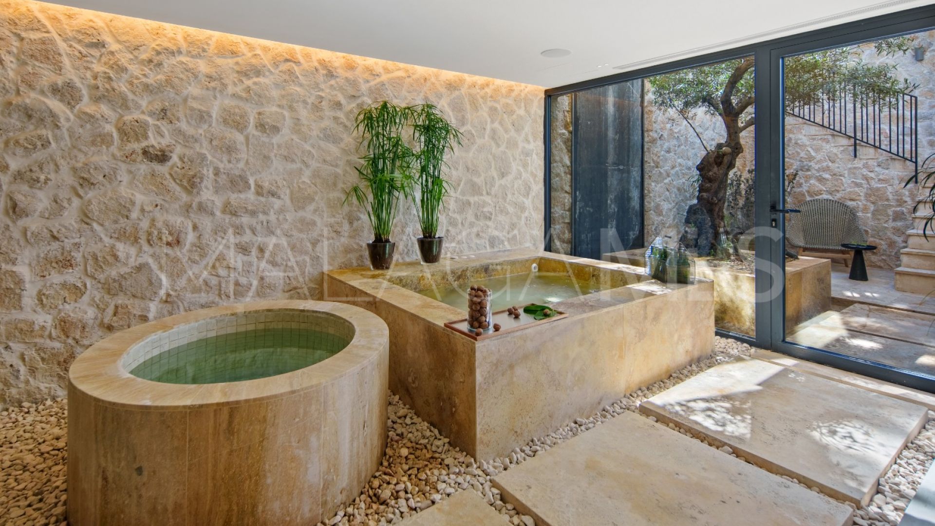 Villa for sale in Nueva Andalucia