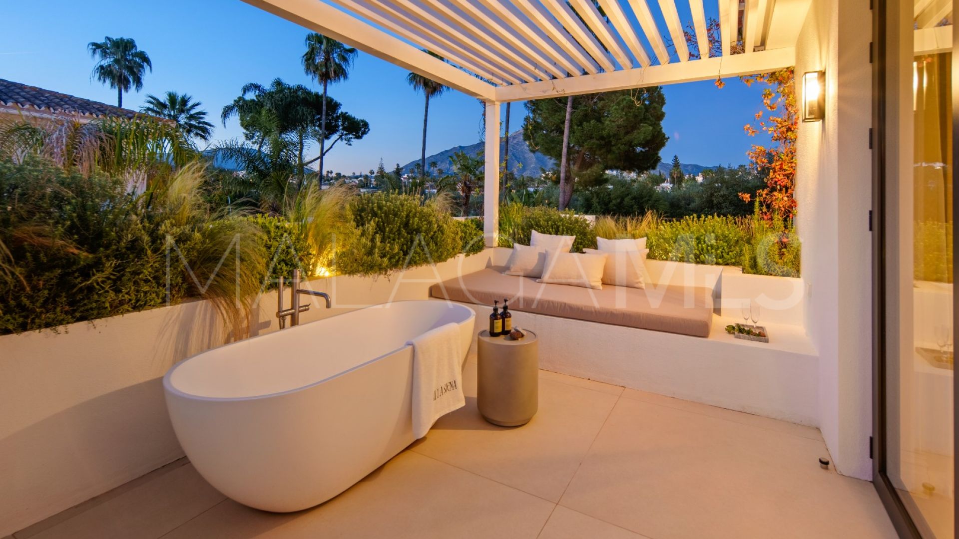 Villa for sale in Nueva Andalucia